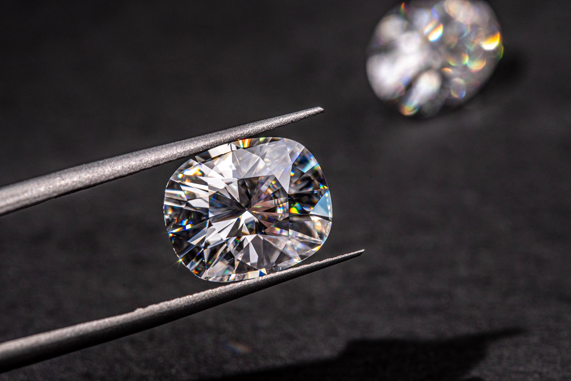 Diamant in Pinzetten