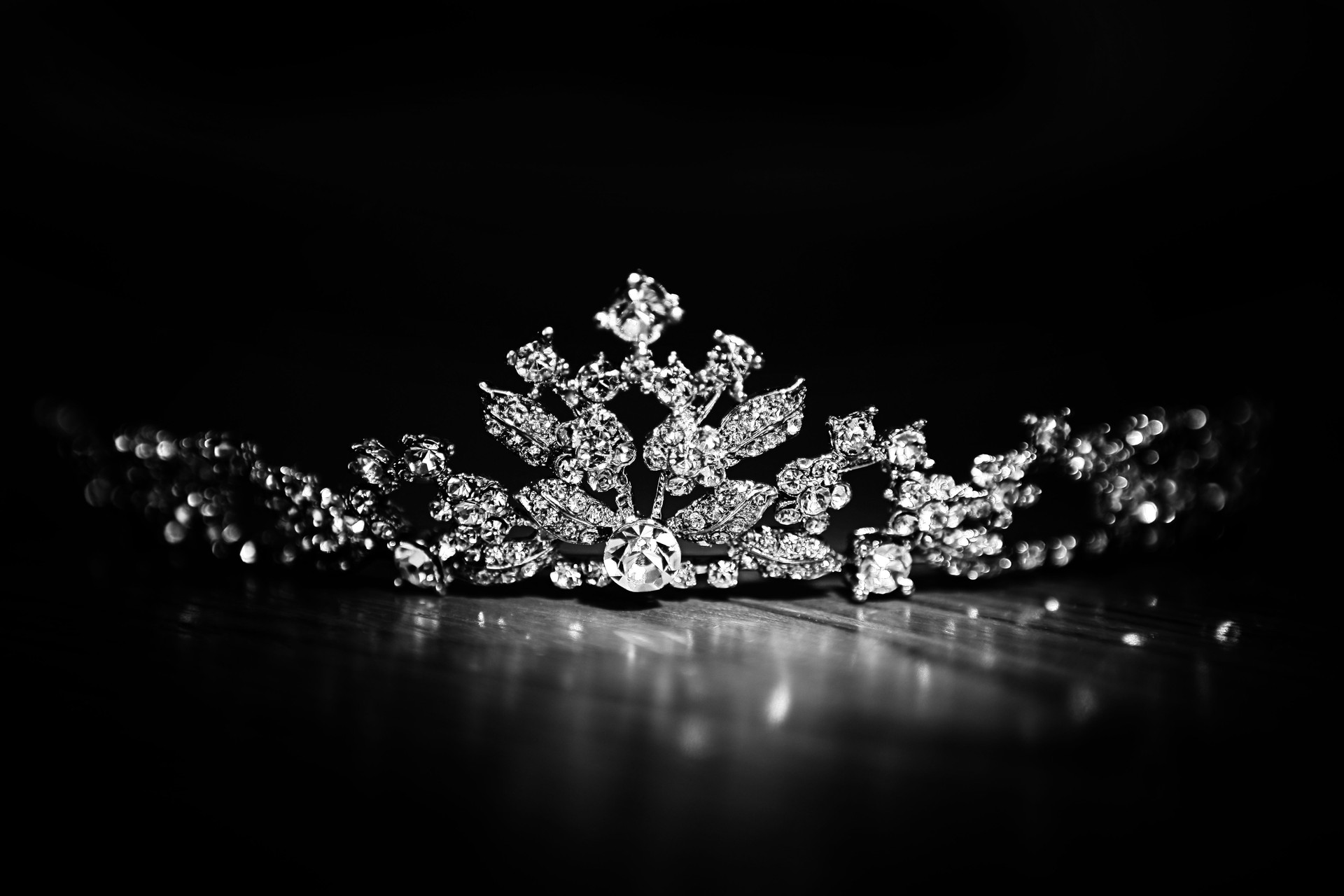 Hellen Diamant Krone auf schwarzem Hintergrund