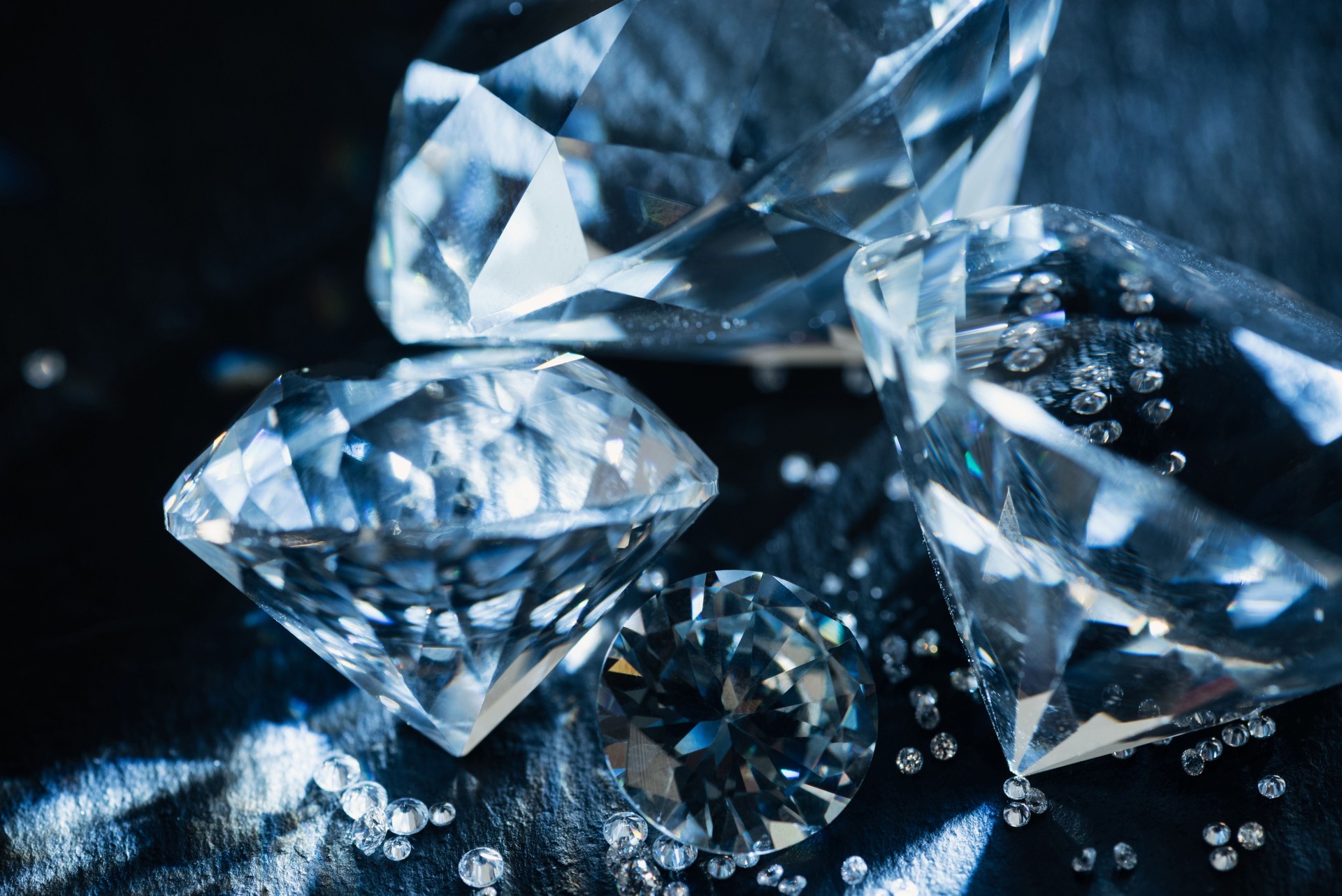 Nahaufnahme eines reinen blauen Diamanten auf schwarzem Hintergrund