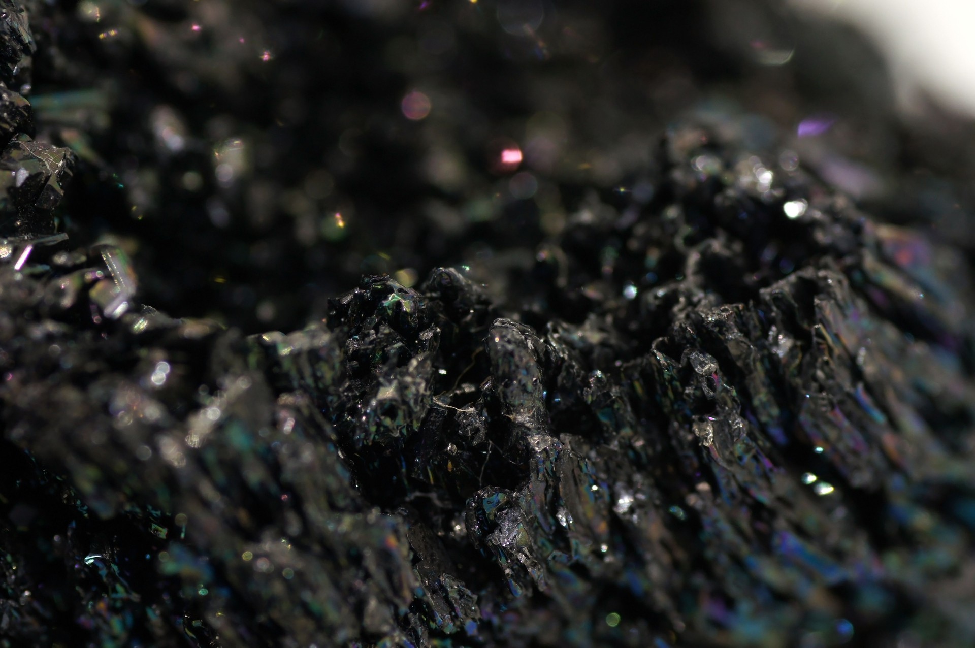Bildhintergrund aus schwarz glitzerndem Gestein