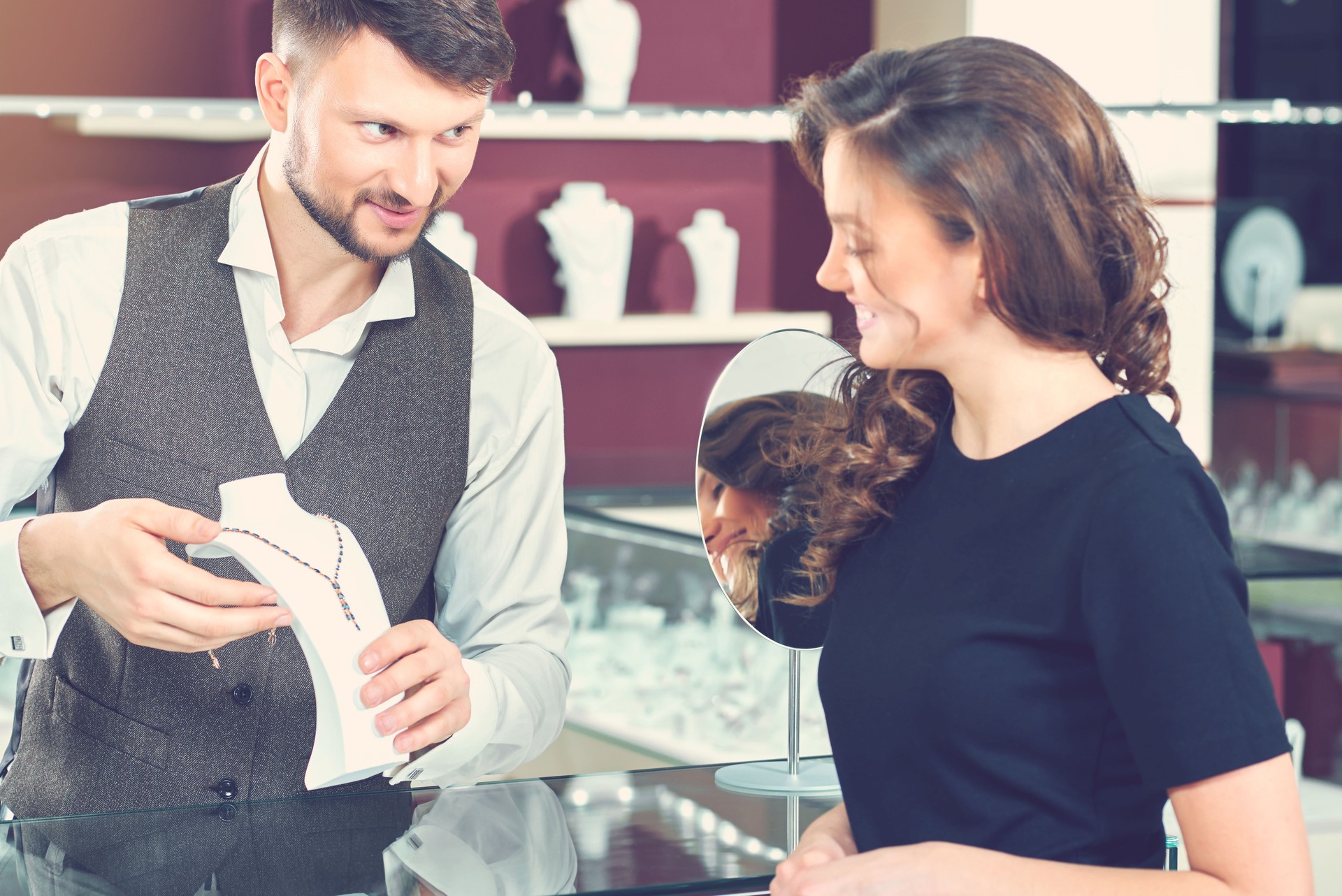Professionellen männlichen Juwelier helfen seine Kundin bei der sto